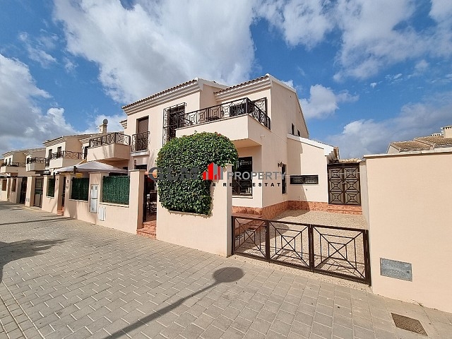 3 bed Apartment in San Cayetano