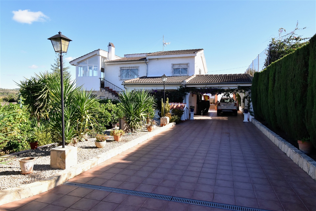 4 bed Villa in Montroy