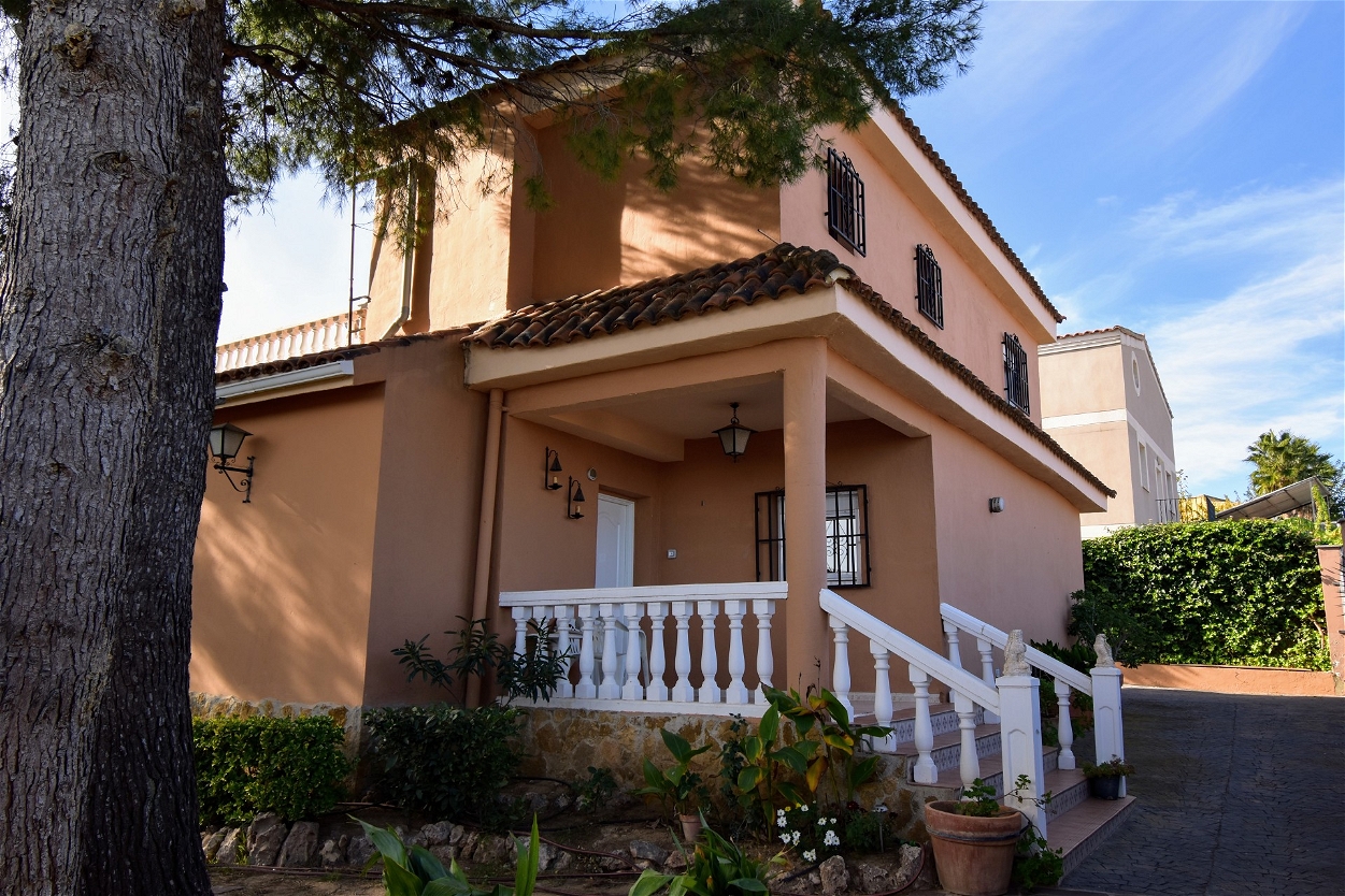 4 bed Villa in Montroy