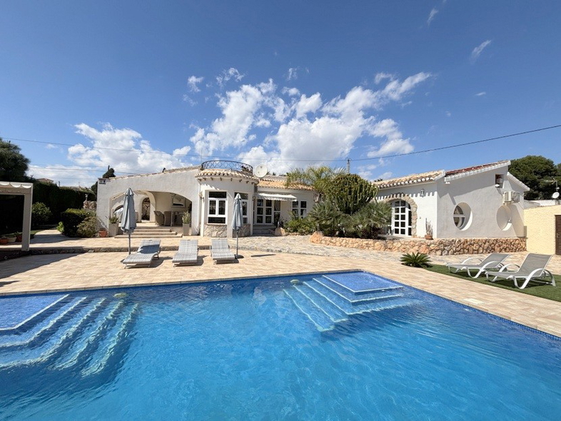 6 bed Villa in Cabo Roig